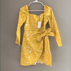 Brand new never worn (SO FLATTERING) wrap dress